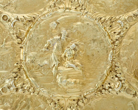 A CONTINENTAL SILVER-GILT LARGE SIDEBOARD DISH - Foto 5