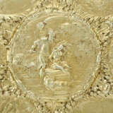 A CONTINENTAL SILVER-GILT LARGE SIDEBOARD DISH - Foto 5