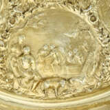 A CONTINENTAL SILVER-GILT LARGE SIDEBOARD DISH - Foto 6