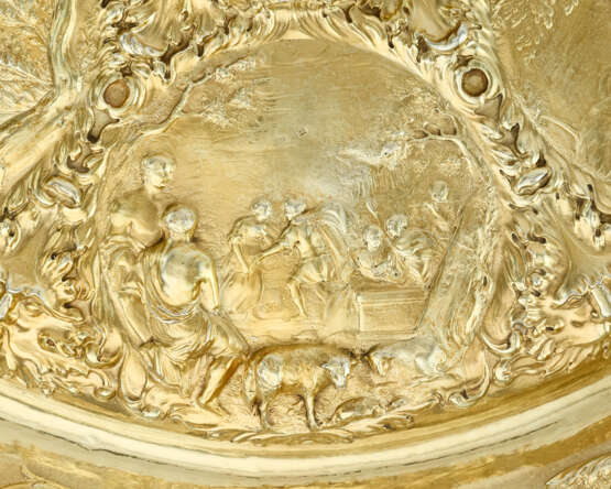 A CONTINENTAL SILVER-GILT LARGE SIDEBOARD DISH - Foto 6