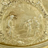 A CONTINENTAL SILVER-GILT LARGE SIDEBOARD DISH - Foto 8