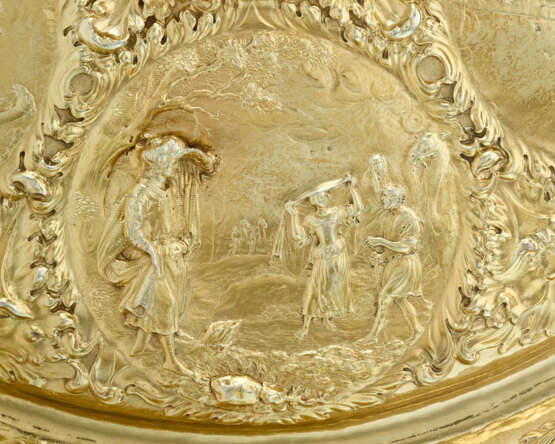 A CONTINENTAL SILVER-GILT LARGE SIDEBOARD DISH - Foto 8