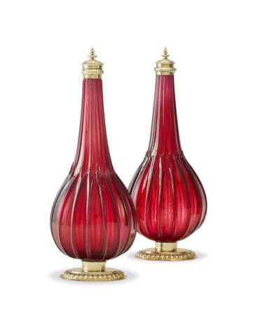 A PAIR OF GERMAN GILT-SILVER-MOUNTED RUBY GLASS BOTTLES OR SCENT FLASKS - Foto 1