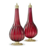 A PAIR OF GERMAN GILT-SILVER-MOUNTED RUBY GLASS BOTTLES OR SCENT FLASKS - Foto 1