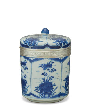 A LOUIS XIV SILVER-MOUNTED CHINESE PORCELAIN BLUE AND WHITE JAR AND COVER - Foto 1