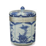 A LOUIS XIV SILVER-MOUNTED CHINESE PORCELAIN BLUE AND WHITE JAR AND COVER - Foto 2