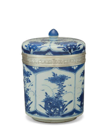 A LOUIS XIV SILVER-MOUNTED CHINESE PORCELAIN BLUE AND WHITE JAR AND COVER - Foto 2