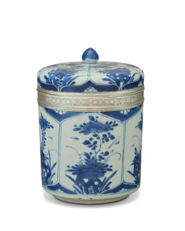 A LOUIS XIV SILVER-MOUNTED CHINESE PORCELAIN BLUE AND WHITE JAR AND COVER - Foto 3