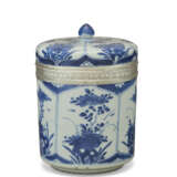 A LOUIS XIV SILVER-MOUNTED CHINESE PORCELAIN BLUE AND WHITE JAR AND COVER - Foto 3