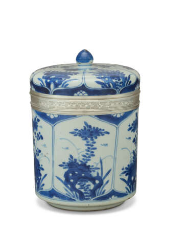 A LOUIS XIV SILVER-MOUNTED CHINESE PORCELAIN BLUE AND WHITE JAR AND COVER - Foto 4