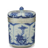 A LOUIS XIV SILVER-MOUNTED CHINESE PORCELAIN BLUE AND WHITE JAR AND COVER - Foto 4