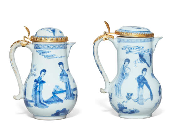 A MATCHED PAIR OF ORMOLU-MOUNTED CHINESE EXPORT PORCELAIN BLUE AND WHITE MILK JUGS - photo 3