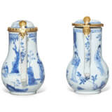 A MATCHED PAIR OF ORMOLU-MOUNTED CHINESE EXPORT PORCELAIN BLUE AND WHITE MILK JUGS - photo 4