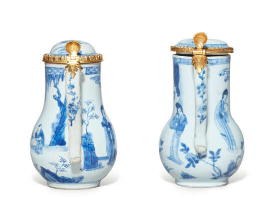 A MATCHED PAIR OF ORMOLU-MOUNTED CHINESE EXPORT PORCELAIN BLUE AND WHITE MILK JUGS - photo 4