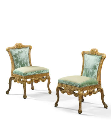 A PAIR OF GEORGE II WALNUT AND PARCEL-GILT SIDE CHAIRS - Foto 1