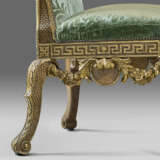 A PAIR OF GEORGE II WALNUT AND PARCEL-GILT SIDE CHAIRS - Foto 2