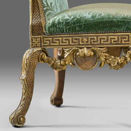 A PAIR OF GEORGE II WALNUT AND PARCEL-GILT SIDE CHAIRS - Foto 3