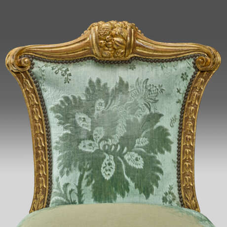 A PAIR OF GEORGE II WALNUT AND PARCEL-GILT SIDE CHAIRS - Foto 4