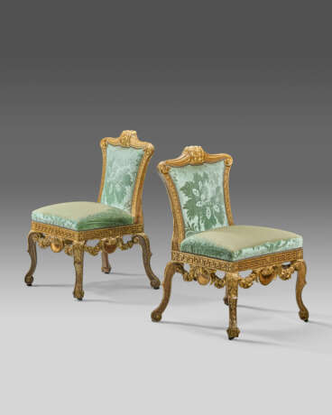 A PAIR OF GEORGE II WALNUT AND PARCEL-GILT SIDE CHAIRS - Foto 5