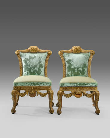 A PAIR OF GEORGE II WALNUT AND PARCEL-GILT SIDE CHAIRS - Foto 6