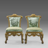 A PAIR OF GEORGE II WALNUT AND PARCEL-GILT SIDE CHAIRS - Foto 6