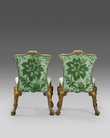 A PAIR OF GEORGE II WALNUT AND PARCEL-GILT SIDE CHAIRS - Foto 7