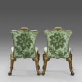 A PAIR OF GEORGE II WALNUT AND PARCEL-GILT SIDE CHAIRS - Foto 7