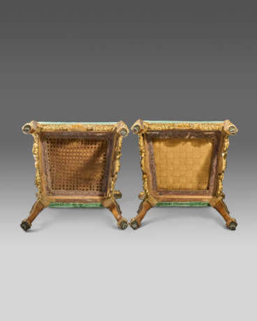 A PAIR OF GEORGE II WALNUT AND PARCEL-GILT SIDE CHAIRS - Foto 8