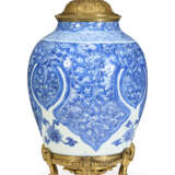 AN ORMOLU-MOUNTED CHINESE PORCELAIN BLUE AND WHITE VASE - фото 1