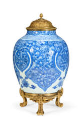 AN ORMOLU-MOUNTED CHINESE PORCELAIN BLUE AND WHITE VASE