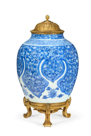 AN ORMOLU-MOUNTED CHINESE PORCELAIN BLUE AND WHITE VASE - фото 2