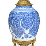 AN ORMOLU-MOUNTED CHINESE PORCELAIN BLUE AND WHITE VASE - фото 2