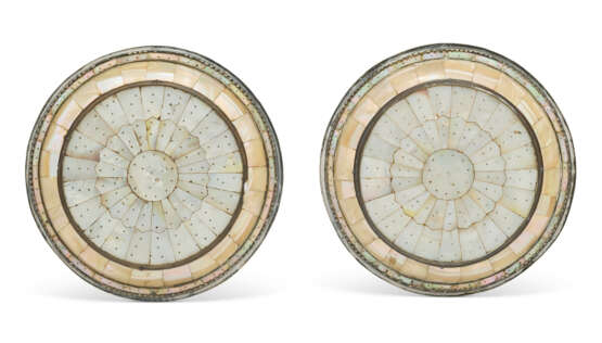 A PAIR OF SILVERED-METAL MOUNTED MOTHER-OF-PEARL DISHES - photo 2