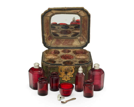 A GERMAN SILVER-MOUNTED NINE PIECE RUBY GLASS APOTHECARY SERVICE - Foto 1