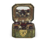 A GERMAN SILVER-MOUNTED NINE PIECE RUBY GLASS APOTHECARY SERVICE - Foto 2