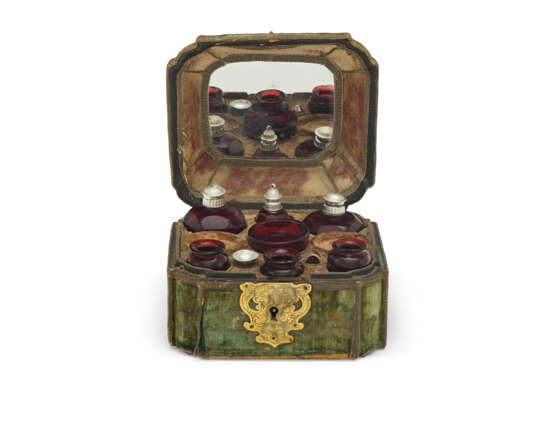 A GERMAN SILVER-MOUNTED NINE PIECE RUBY GLASS APOTHECARY SERVICE - Foto 2