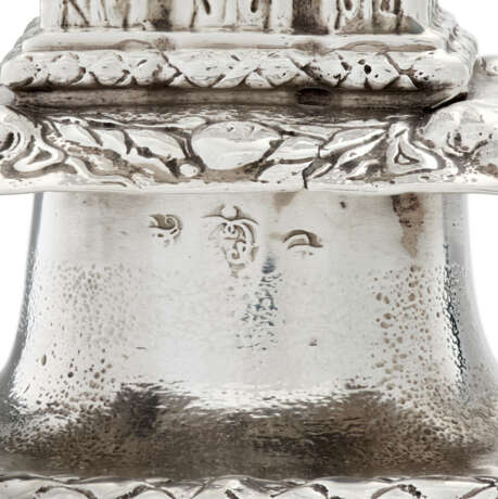 A PAIR OF CHARLES II SILVER CANDLESTICKS - Foto 3