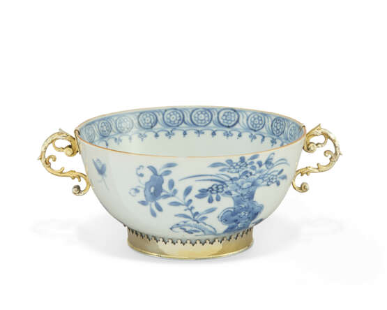 A CONTINENTAL SILVER-GILT MOUNTED CHINESE PORCELAIN BLUE AND WHITE TWO-HANDLED BOWL - фото 1