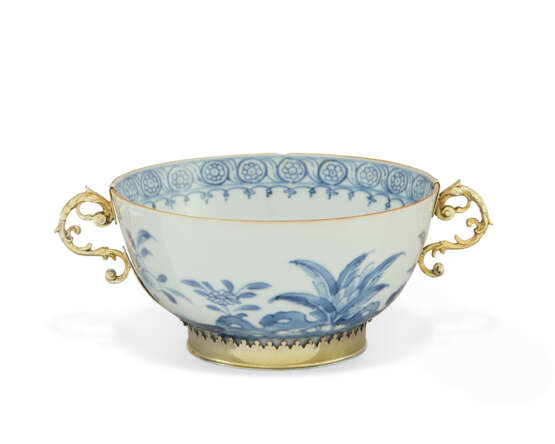 A CONTINENTAL SILVER-GILT MOUNTED CHINESE PORCELAIN BLUE AND WHITE TWO-HANDLED BOWL - фото 2