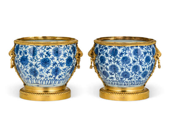 A PAIR OF ORMOLU-MOUNTED CHINESE PORCELAIN BLUE AND WHITE CACHE-POTS - photo 1