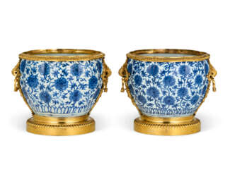 A PAIR OF ORMOLU-MOUNTED CHINESE PORCELAIN BLUE AND WHITE CACHE-POTS