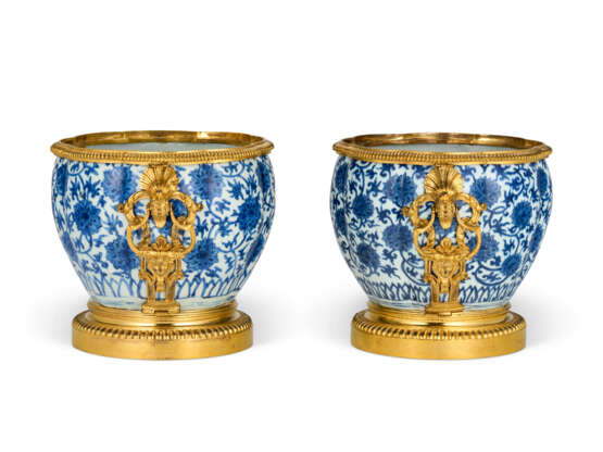 A PAIR OF ORMOLU-MOUNTED CHINESE PORCELAIN BLUE AND WHITE CACHE-POTS - photo 2