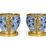 A PAIR OF ORMOLU-MOUNTED CHINESE PORCELAIN BLUE AND WHITE CACHE-POTS - photo 2