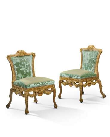 A PAIR OF GEORGE II WALNUT AND PARCEL-GILT SIDE CHAIRS - photo 1