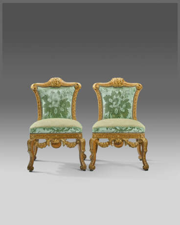 A PAIR OF GEORGE II WALNUT AND PARCEL-GILT SIDE CHAIRS - photo 3