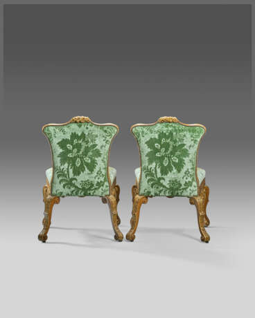 A PAIR OF GEORGE II WALNUT AND PARCEL-GILT SIDE CHAIRS - photo 4