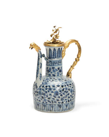 AN ORMOLU-MOUNTED CHINESE PORCELAIN BLUE AND WHITE EWER - Foto 1