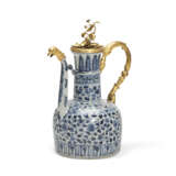 AN ORMOLU-MOUNTED CHINESE PORCELAIN BLUE AND WHITE EWER - Foto 1