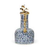 AN ORMOLU-MOUNTED CHINESE PORCELAIN BLUE AND WHITE EWER - Foto 2