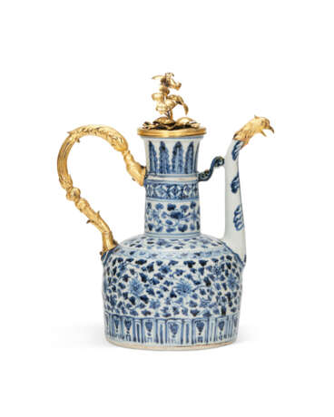 AN ORMOLU-MOUNTED CHINESE PORCELAIN BLUE AND WHITE EWER - Foto 4